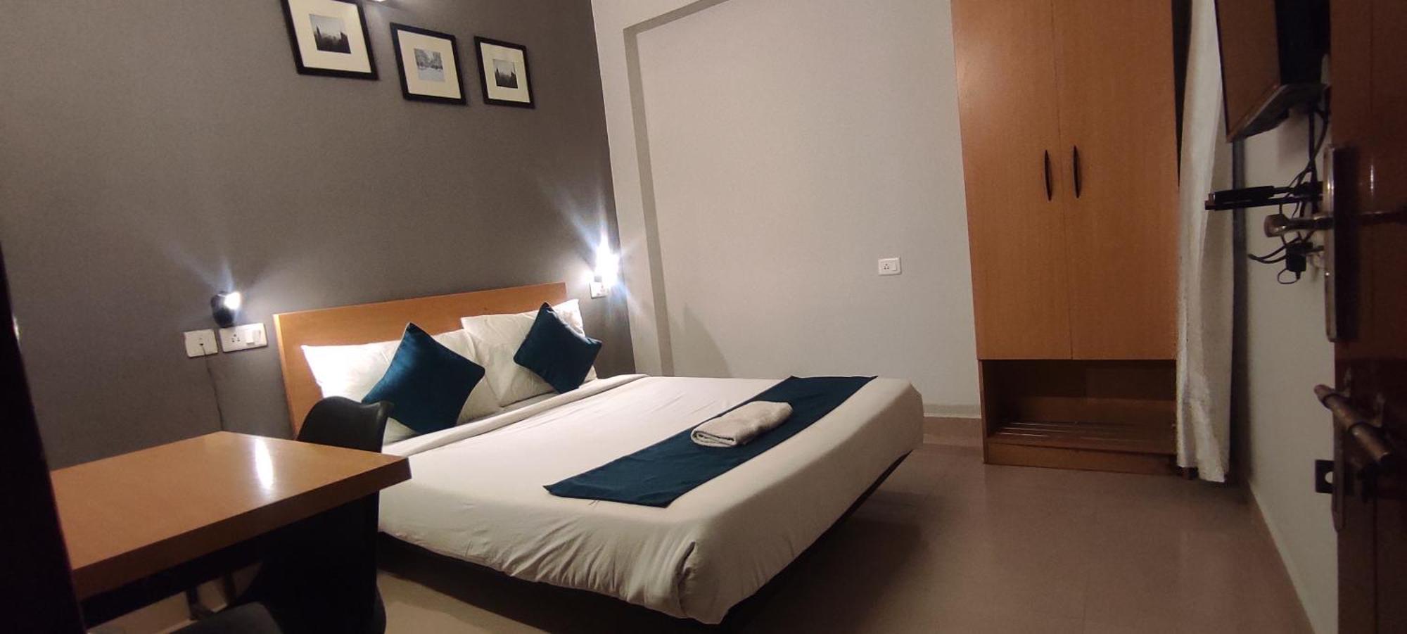 Crayons Hotel Ченнаї Екстер'єр фото